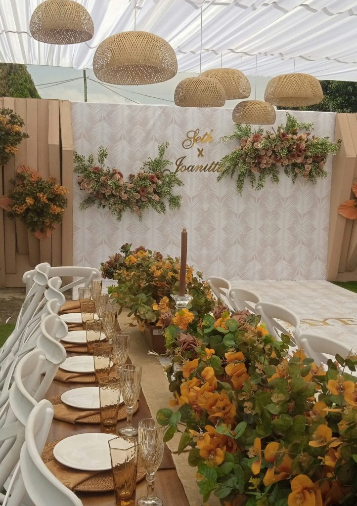 ein mit Tellern und Gläsern gedeckter Tisch